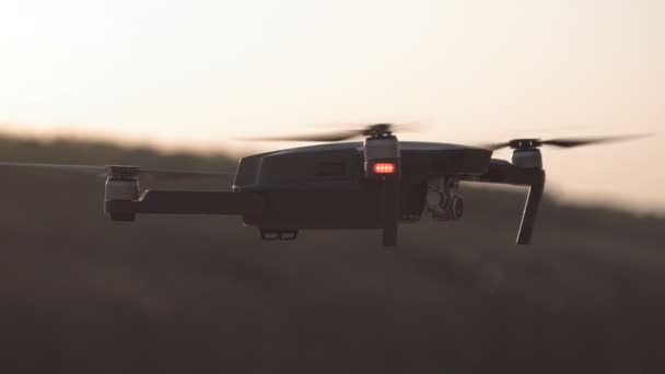 Flygande drone i himlen — Stockvideo