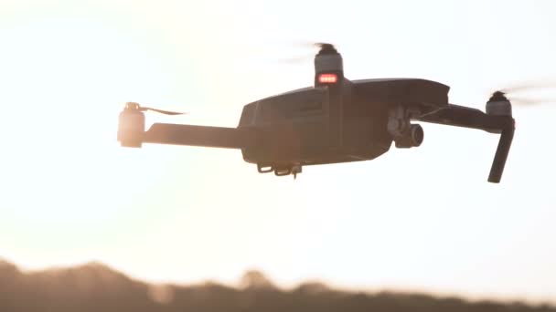 作物的人控制无人机 — 图库视频影像