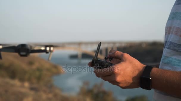 Hombre de las cosechas control drone — Vídeos de Stock