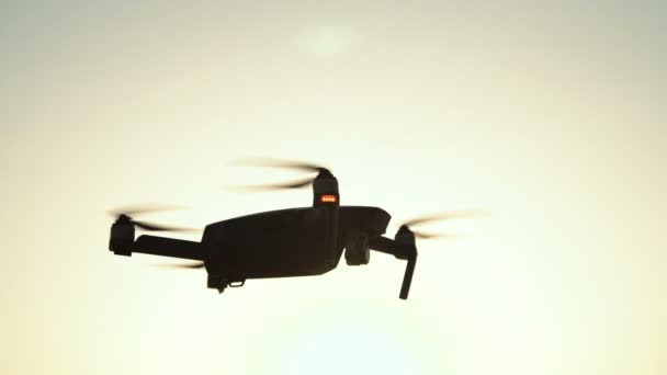 Drone voador preto no branco — Vídeo de Stock