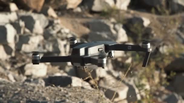 Drone volador negro — Vídeos de Stock