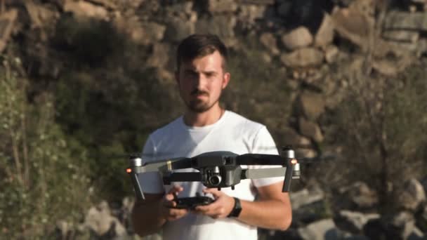 Hombre controlando drone con rc . — Vídeo de stock