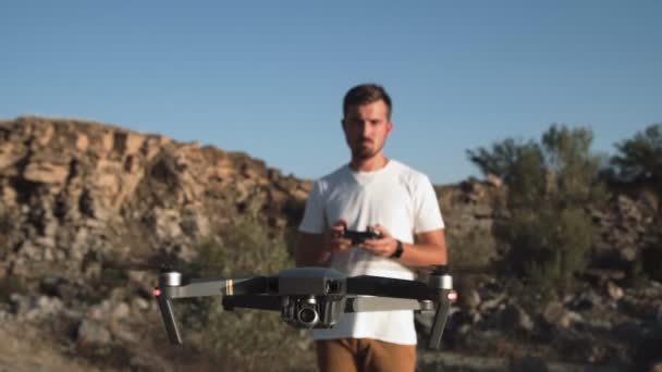 Человек управляет дроном с помощью rc — стоковое видео