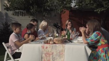 İnsanlar yemek önce dua