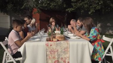 İnsanlar yemek önce dua