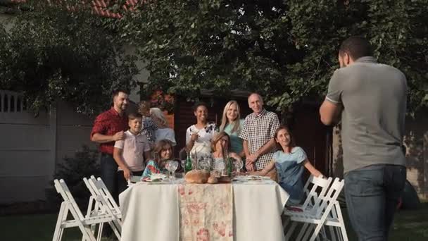 Familia tomando foto de grupo — Vídeo de stock