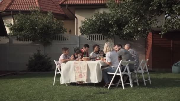 Familia comiendo en el jardín — Vídeo de stock