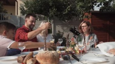 Büyük aile reunion akşam yemeği