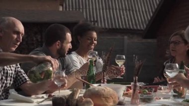 İnsanlar tungur bardak şarap