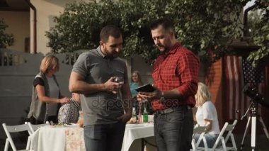 Bahçede iletişim erkekler