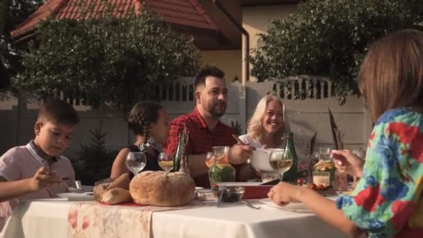 Grande réunion de famille dîner — Video