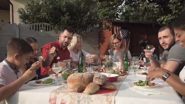 Gran cena de reunión familiar — Vídeo de stock