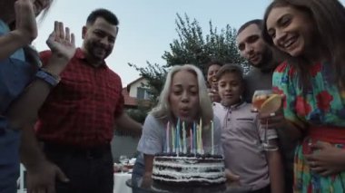 Kadın üfleme mumlar parti üzerinde
