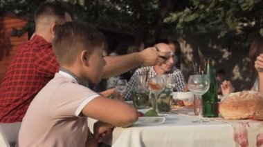 Aile yemeği rahatsız çocuğu