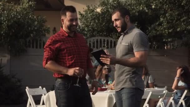 Men communicating on backyard — Stock Video