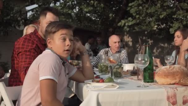 Niño molesto en la cena familiar — Vídeos de Stock