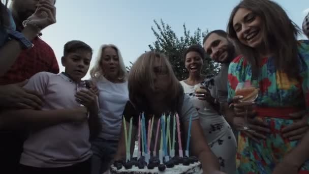 Gente celebrando con pastel — Vídeo de stock