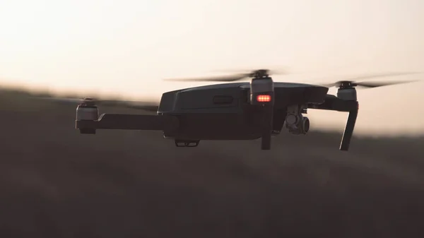 Flygande drone i himlen — Stockfoto