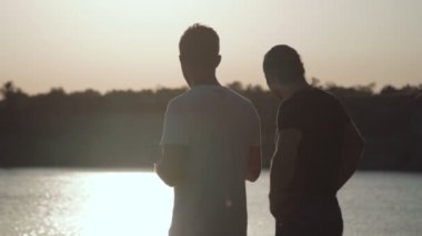 Erkekler dron kontrol kenarı