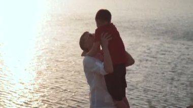 Baba ile oğlu Gölü kıyısında