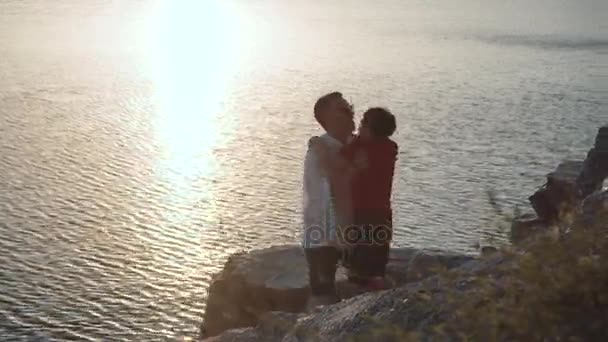 Vader en zoon op de oever van lake — Stockvideo