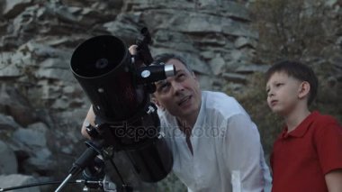 Baba ile oğlu teleskop kullanarak