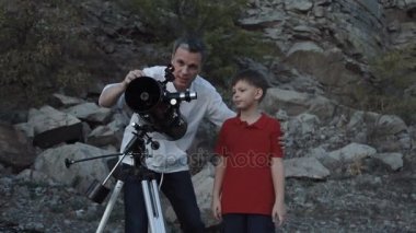 Baba ile oğlu teleskop kullanarak