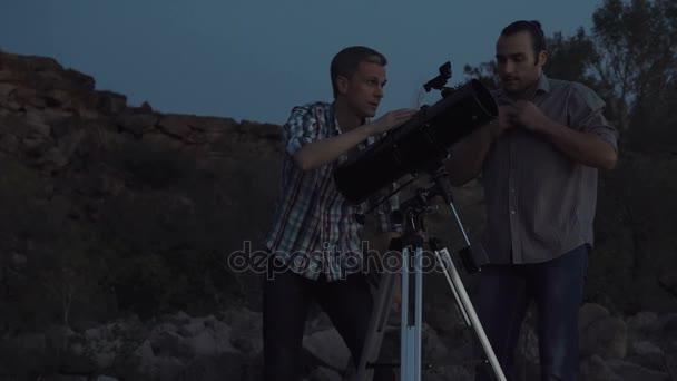 Personas usando telescopio en el amanecer — Vídeo de stock