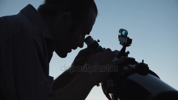 Homem irreconhecível explorando o espaço — Vídeo de Stock