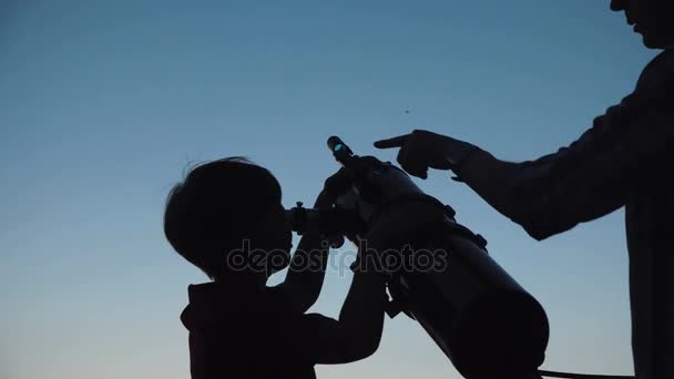 Homem e menino usando telescópio — Vídeo de Stock