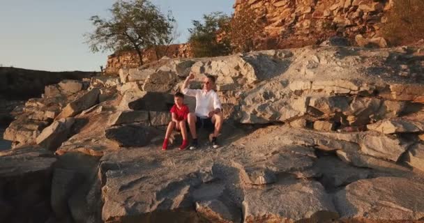 Чоловік з сином проводить час на природі — стокове відео