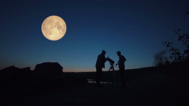 Människor på stranden tittar genom teleskop — Stockvideo