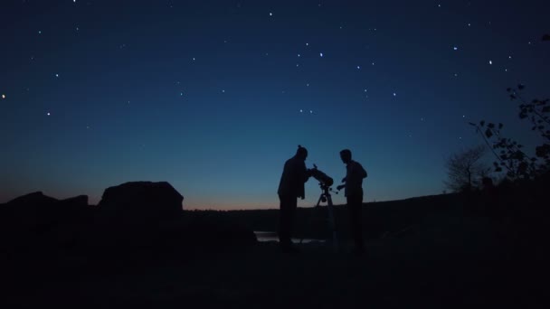 Personas en la costa mirando a través del telescopio — Vídeo de stock