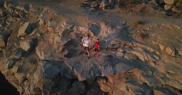 Syn a otec na skalnatém útesu — Stock video