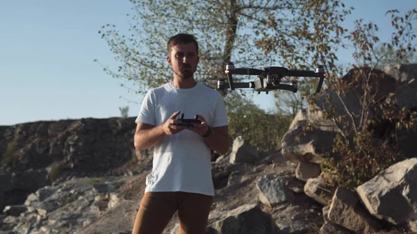 Człowiek za pomocą dronów na brzegu — Zdjęcie stockowe