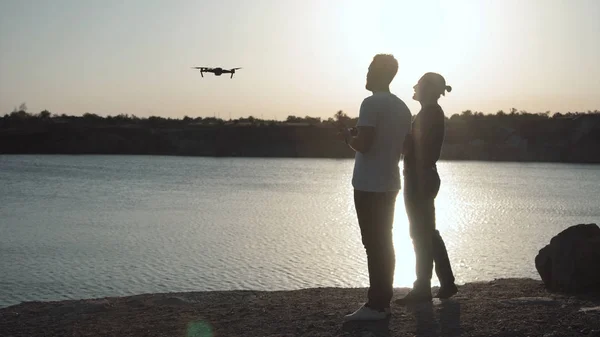 Homens na costa controlando drone — Fotografia de Stock