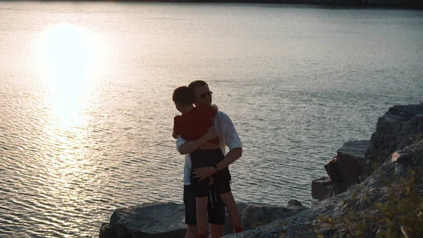 Baba ile oğlu Gölü kıyısında — Stok fotoğraf