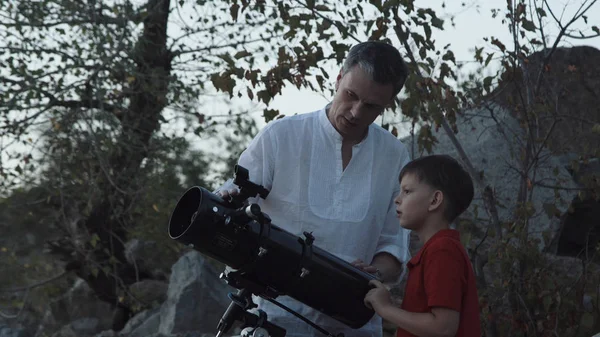 Mannen med pojke med hjälp av teleskop — Stockfoto