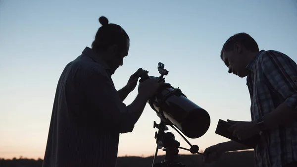 Ludzie za pomocą teleskopu w świt — Zdjęcie stockowe