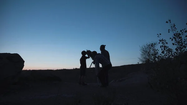 İnsanlar teleskopla bakarak kıyısında — Stok fotoğraf