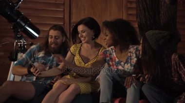 Kadın gösteren fotoğraf arkadaşlar