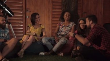 Yetişkin arkadaşlar eğlenmeye geceleri