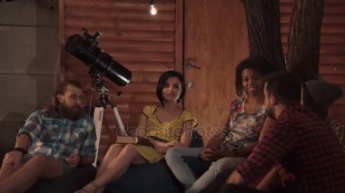 Yetişkin arkadaş gece verandada asılı