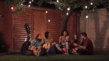 Selfie arka bahçesinde alarak arkadaşlar