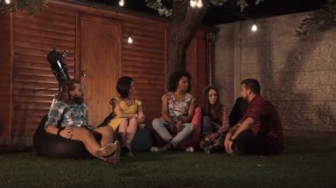 Geceleri konuşan yetişkin arkadaşlar