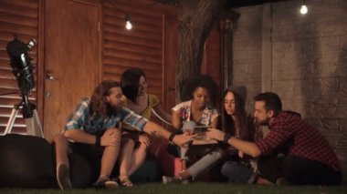 Albüm birlikte ve gülmek izlerken arkadaşlar