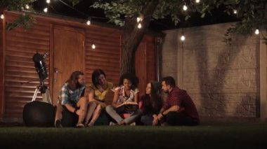 Albüm birlikte izlerken arkadaşlar