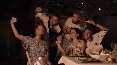 Restoran ve selfie alarak arkadaşlar