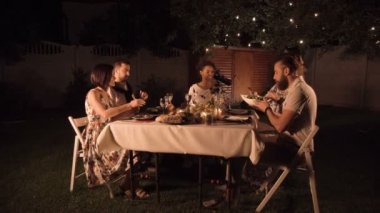 Bahçede yemek arkadaşlar