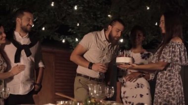 Pastayla kutlayan arkadaşlar